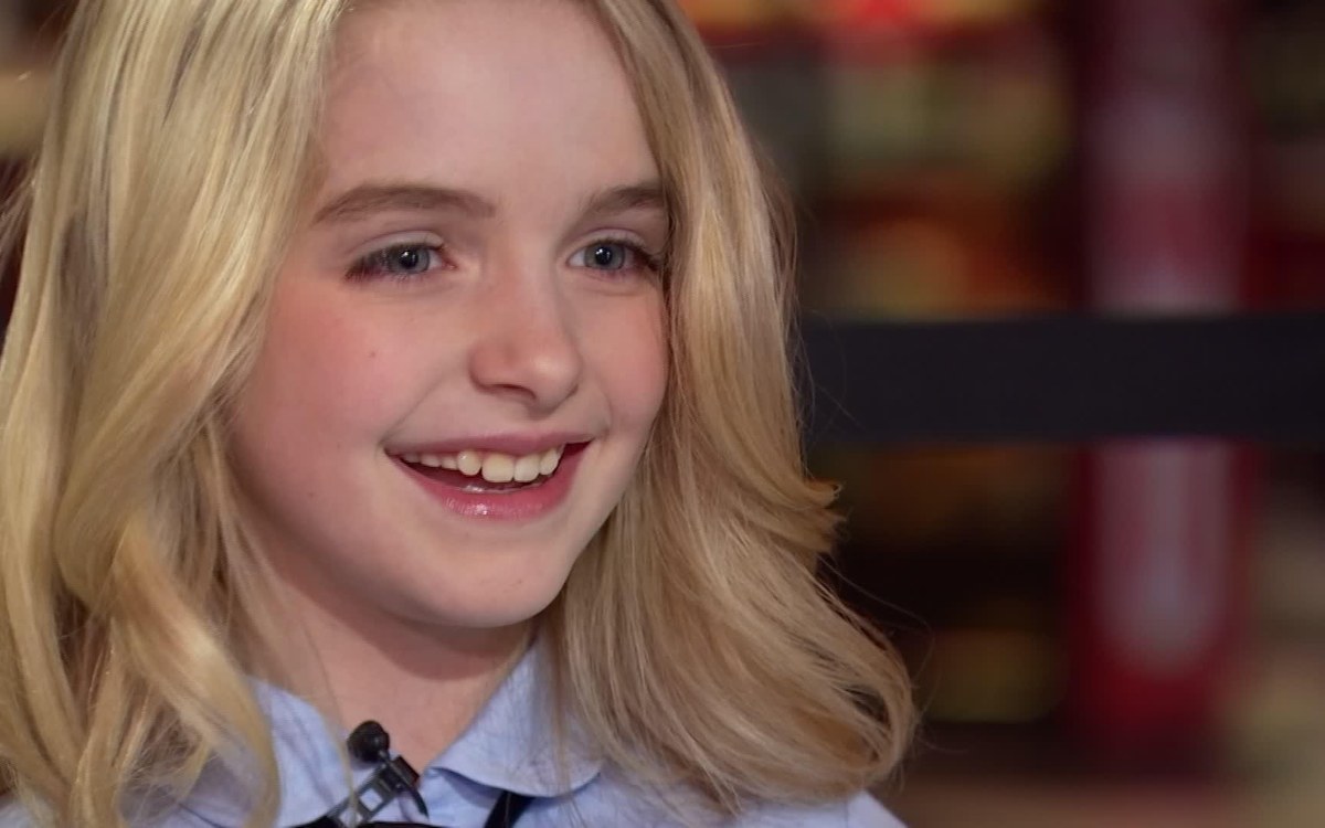 McKenna Grace ouvre des cartes Pokémon lors des Oscars 2023