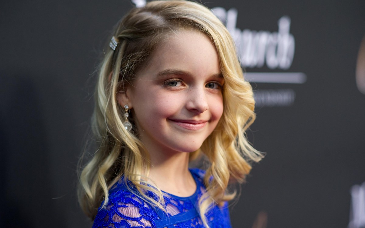 McKenna Grace ouvre des cartes Pokémon lors des Oscars 2023